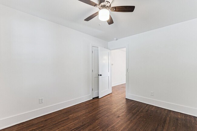 Building Photo - Midtown 3/2 with 2 Car Garage!