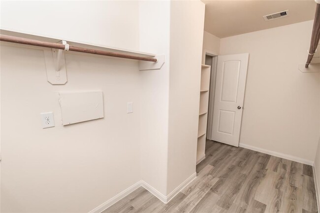 Building Photo - 6247 Brenwood Cir