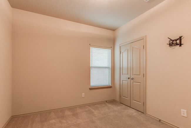 Building Photo - 3220 Hornbeam St