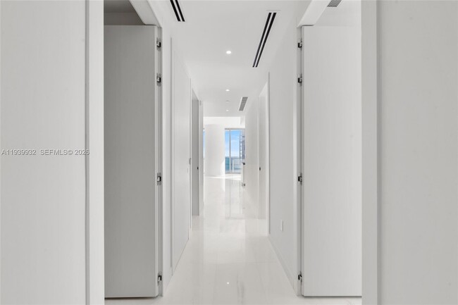 Building Photo - 300 Biscayne Blvd Way