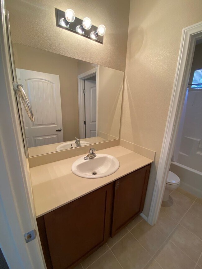 Building Photo - Wonderful 4 bed/2.5 bath home located in t...