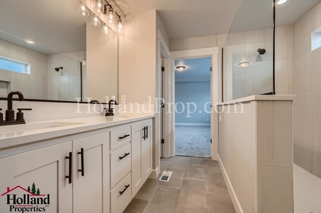 Building Photo - Luxurious South Hillsboro Home with a Fenced Backyard!