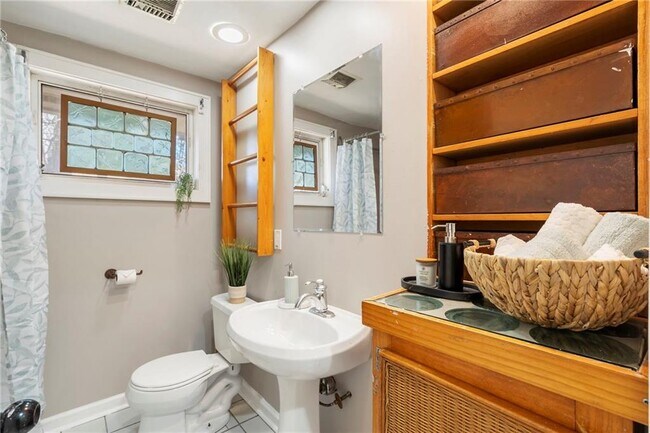 Building Photo - 2451 Warwick Cir NE