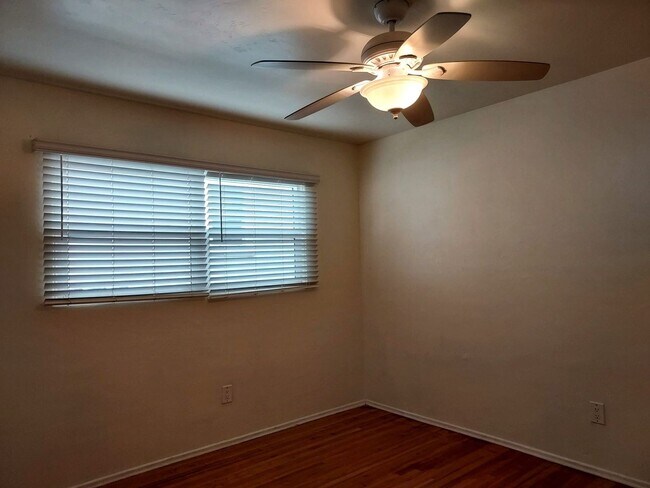 Building Photo - South Park Area 2 Bedroom Cottage w/Garage
