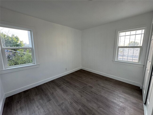 Building Photo - 944 E 43rd Pl