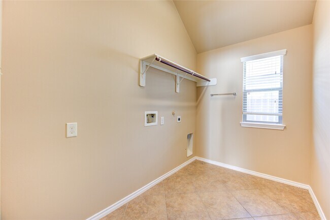 Building Photo - 5615 Stoneridge Ct