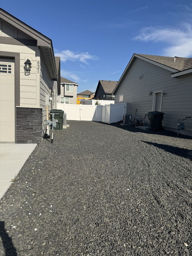 Building Photo - Lovely Open concept Low Maintenance