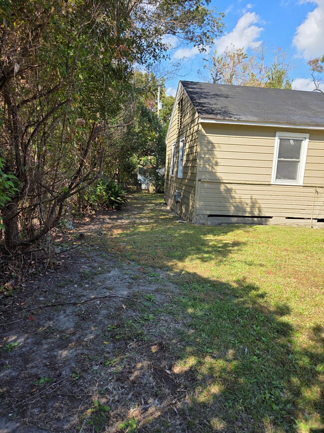 Building Photo - 2058 Holmes Dr