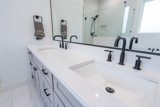 Building Photo - 1307 E 27th St