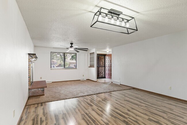 Building Photo - 390 Knotty Pl