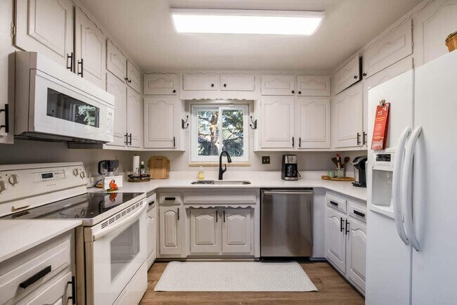 Building Photo - 3907 Solano Pl NE