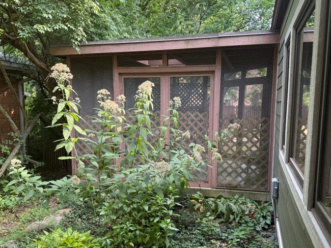 Building Photo - 707 W Iowa St