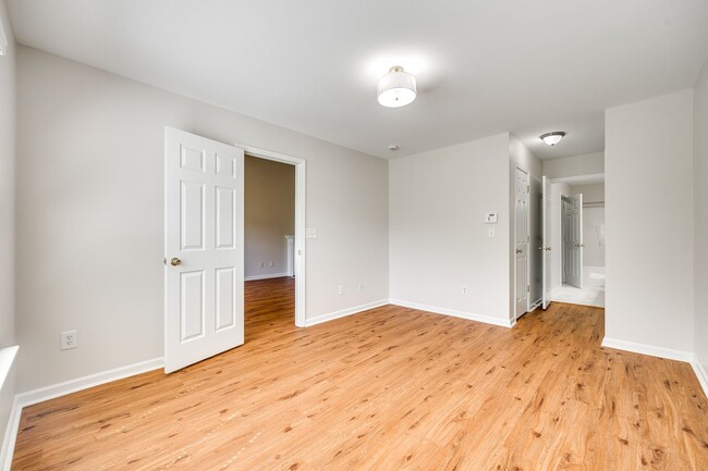 Building Photo - Beautiful 2 Bed 2.5 bath townhome in Benni...
