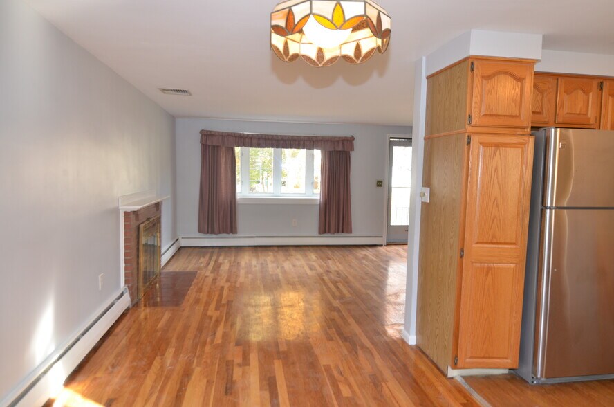 Building Photo - 10 Carson Rd