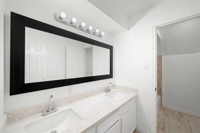 Building Photo - 12711 Shady Knoll Ln