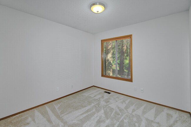 Building Photo - Beautiful cul-de-sac home, with fenced in yard