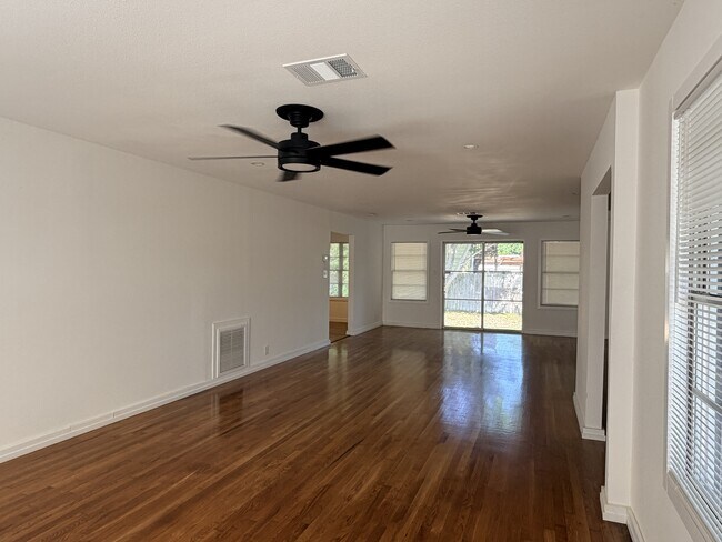 Building Photo - 914 Belmeade Dr