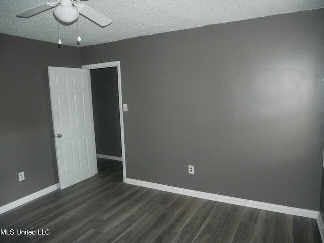 Building Photo - 5149 Gray Dr
