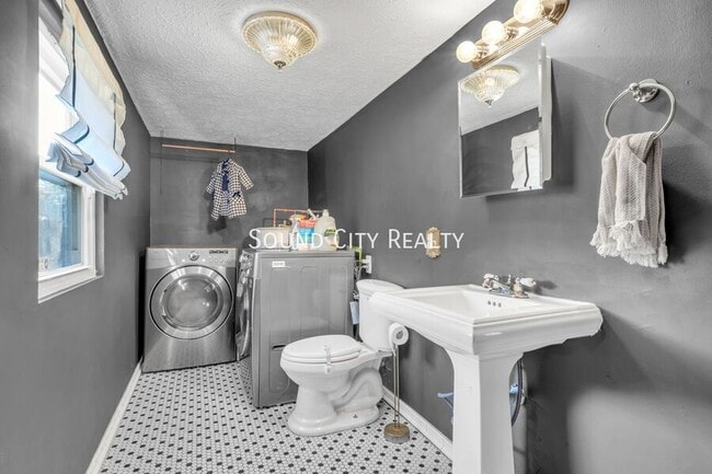 Building Photo - 1203 Kermit Dr