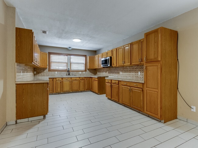 Building Photo - 1131 S Miles Ave