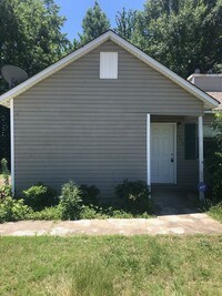 Building Photo - 2 Bedroom 2 Bath Duplex Located off of Vet...