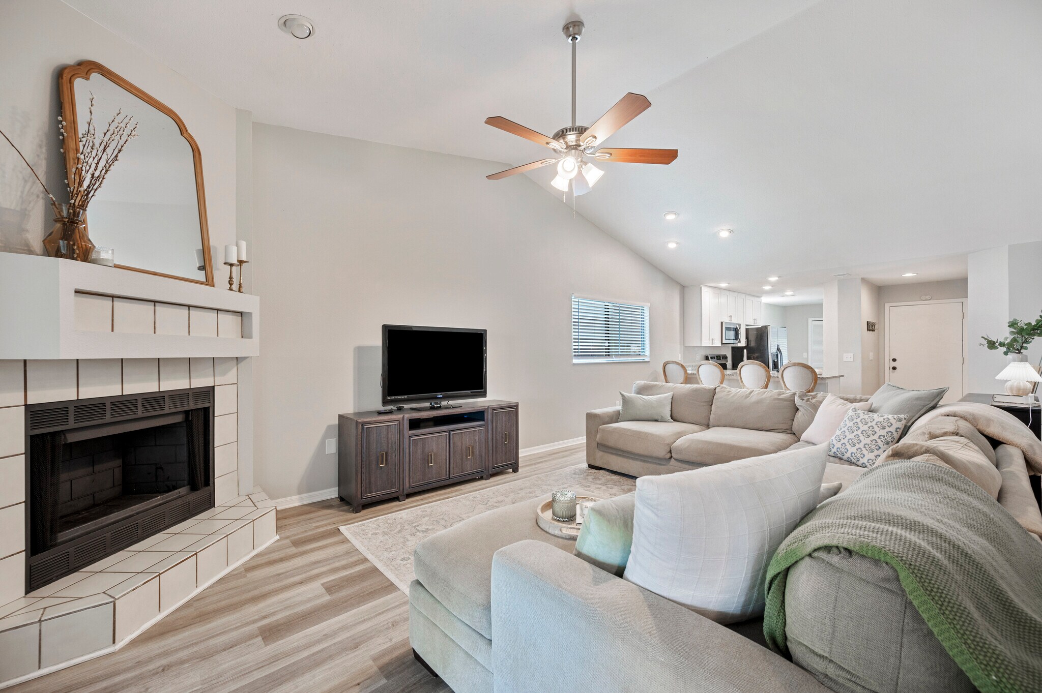 Open floor plan - 3568 Raintree Ln