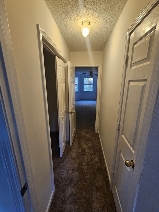 Building Photo - Town Home For Rent