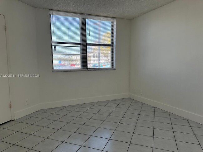 Building Photo - 215 Lake Pointe Dr