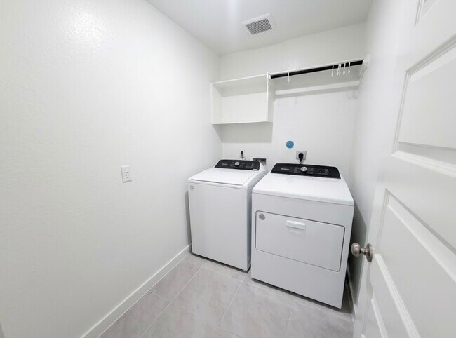 Building Photo - 5549 Madden Ln