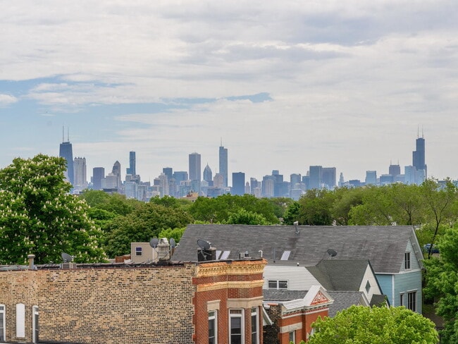 Building Photo - 3208 N Southport Ave