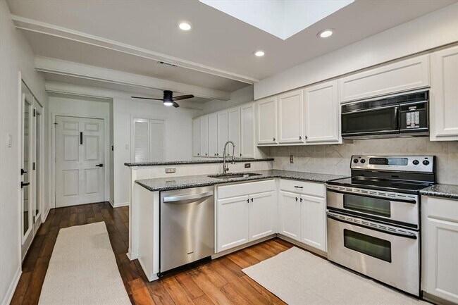 Building Photo - 11125 Pinehurst Dr