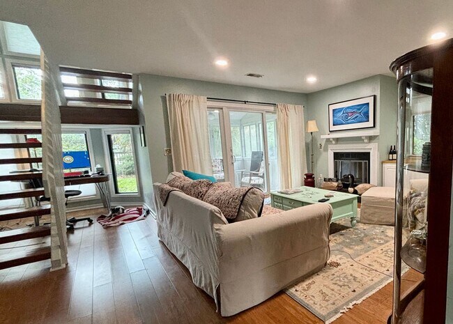 Building Photo - Available 12/16. Beautiful FURNISHED End-Unit Townhome in Central Mt Pleasant!