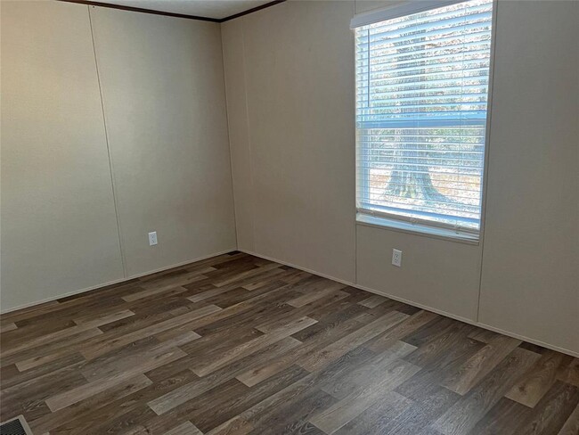 Building Photo - 400 Hidden Oaks Dr