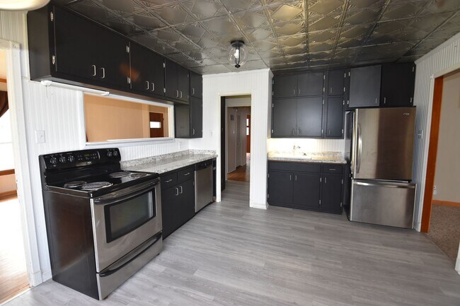 Building Photo - 3 Bedroom 2 Full Bath Home in Greenfield, Fenced Yard