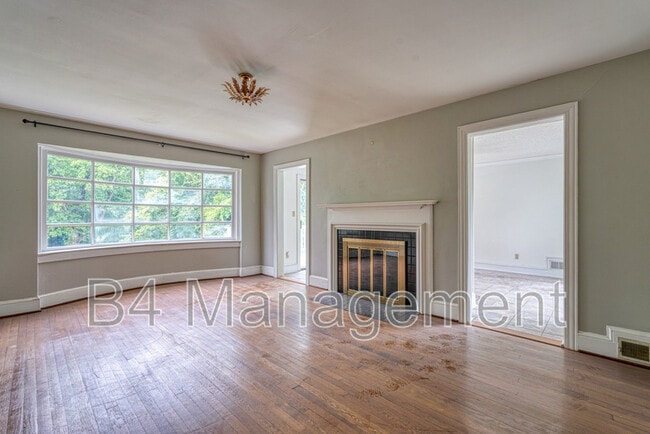 Building Photo - 925 Brentwood Dr