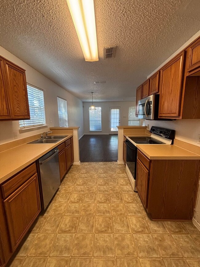 Building Photo - 7562 Kings Tr
