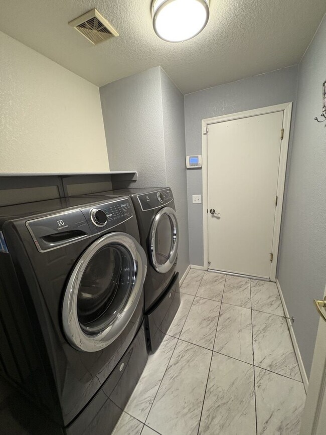 Building Photo - Convenient Location Three bedroom 2.5 baths 2 car garage