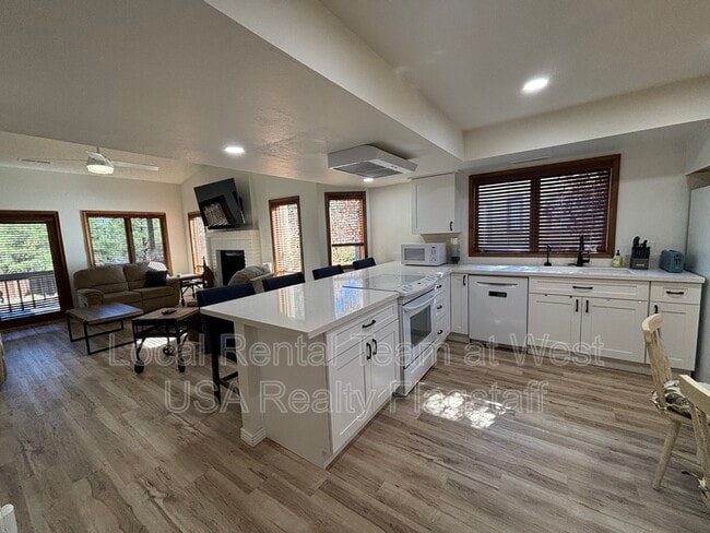 Building Photo - 2340 N Plateau Dr