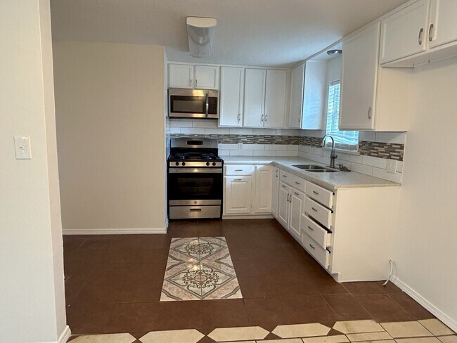 Kitchen - 10218 Silvercrest St