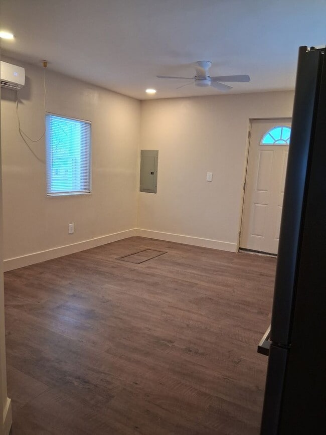 Building Photo - Quaint Newly-renovated Bungalow