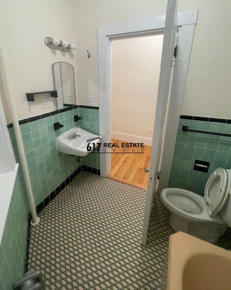 Building Photo - 504 Beacon St