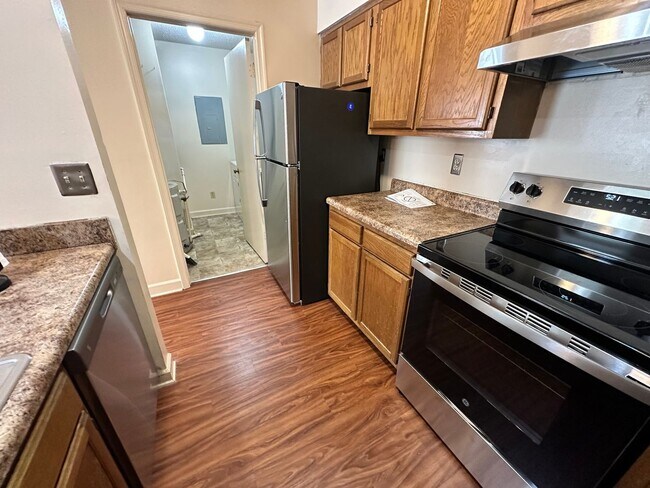 Building Photo - 2 Bedroom Condo in Deerwood Knoll