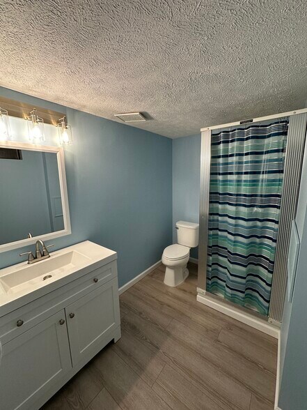 Downstairs bathroom - 2511 Dover Ln