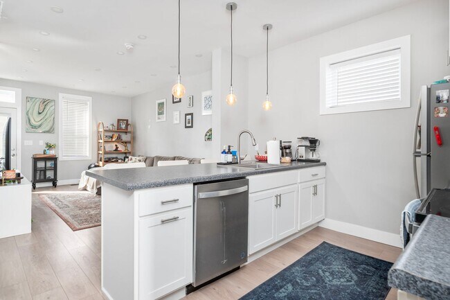 Building Photo - EAST FRANKLINTON ARTIST DISTRICT!  SUNNY N...