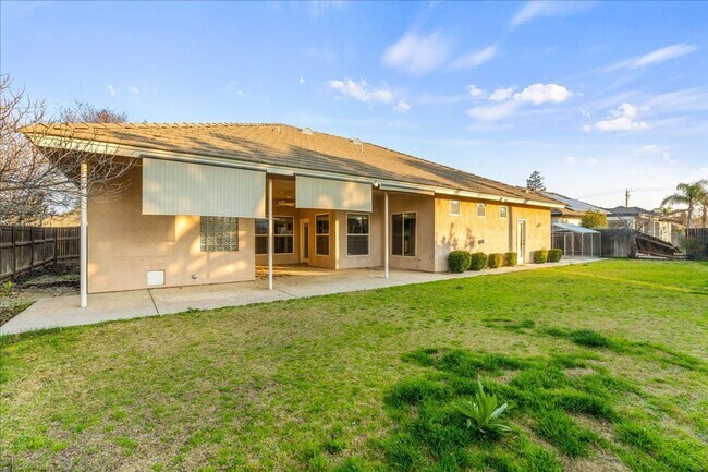 Building Photo - West Bakersfield Custom Home for Rent Available Now!