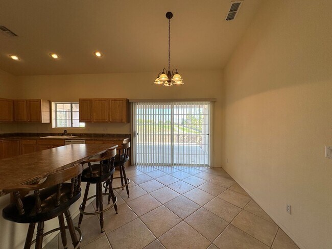Building Photo - Beautiful 3 Bed / 2 Bath Home Backing to Cerbat Cliffs Golf Course!