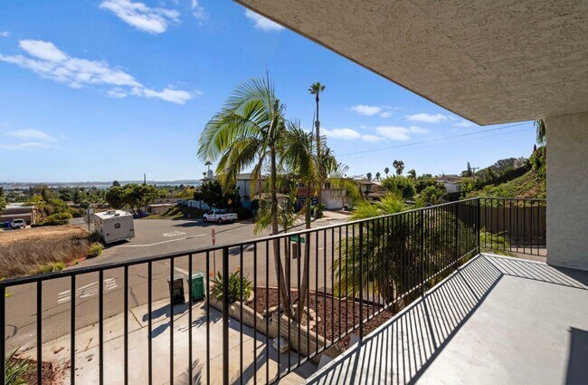 Building Photo - 3 Bed 2 Bath Townhouse For Rent in Pacific Beach.