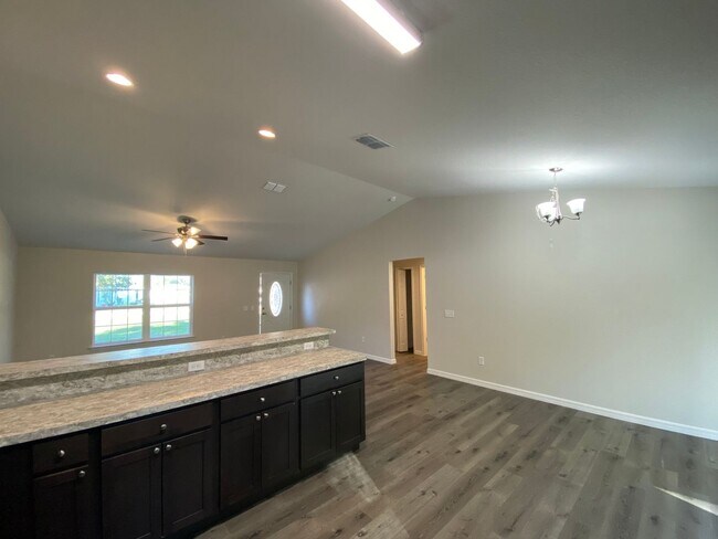 Building Photo - Custom Home - Desirable SE Ocala Neighborh...