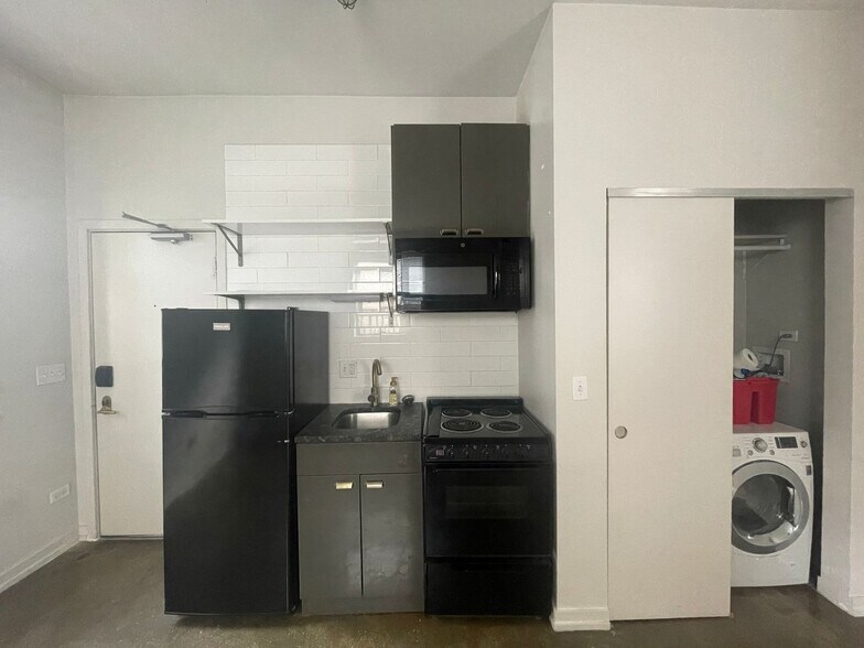 Building Photo - 4606 N Malden St