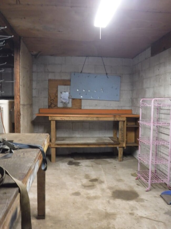 Building Photo - Anderson Home With Lots Of Character!  2 Bedroom 1 Bath With Carport and Shop